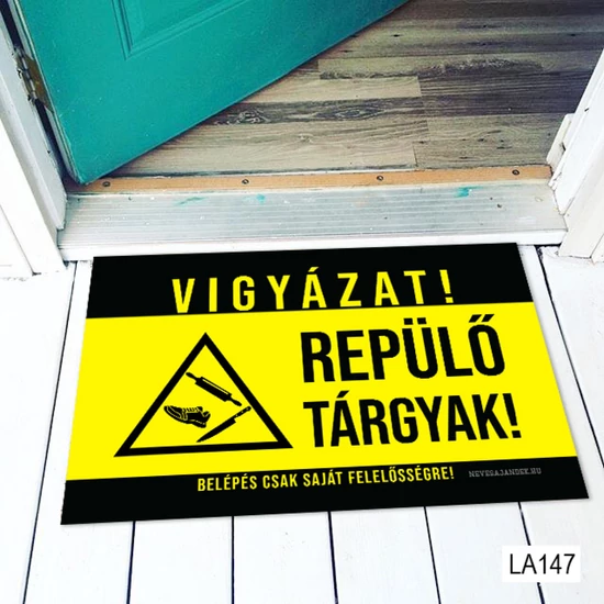 Vigyázat! Repülő tárgyak-  Vicces Lábtörlő